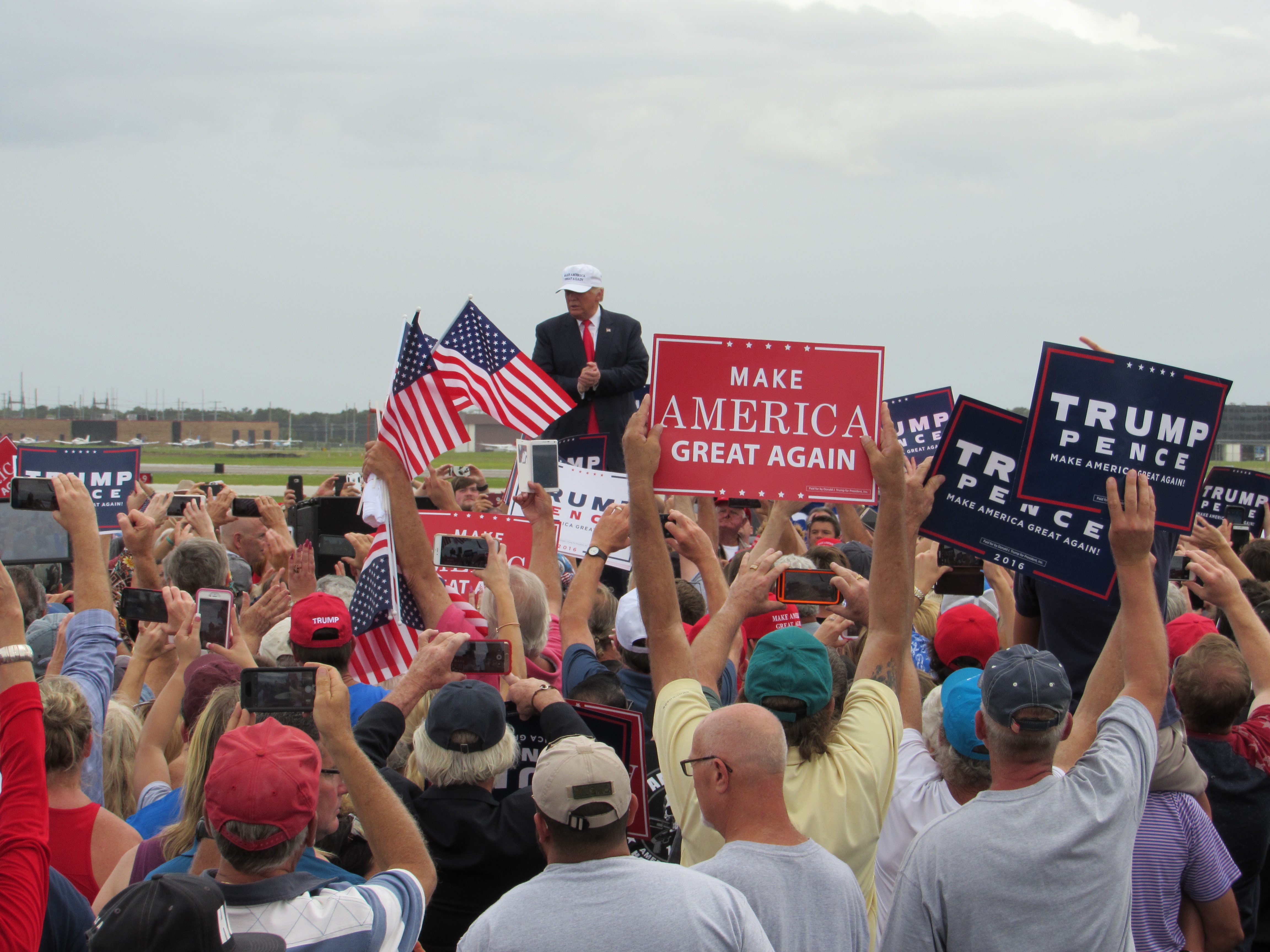 Trump acknowledges supporters after Lakeland, FL rally Oct 12, 2016