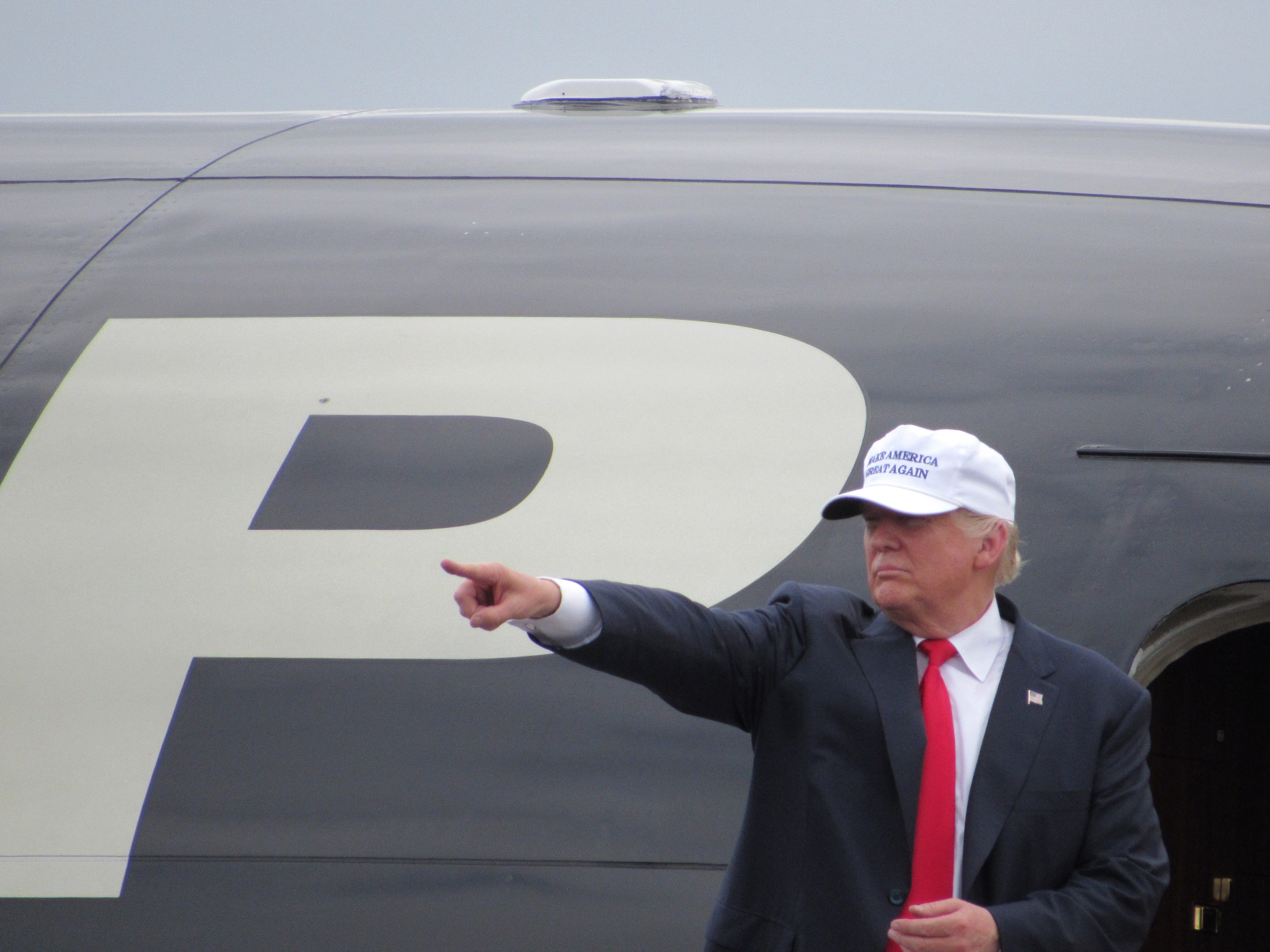 Republican presidential nominee Donald Trump bids farewell at Lakeland, FL rally Oct 12, 2016 Photo by Kristinn Taylor