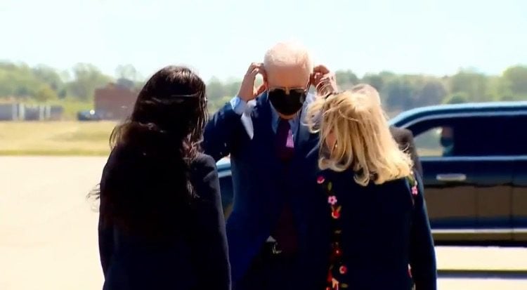 CCP Propaganda: ‘Fully Vaccinated’ Joe Biden Puts His Mask on Outside Standing Next to Two Vaccinated, Masked Democrats (VIDEO)