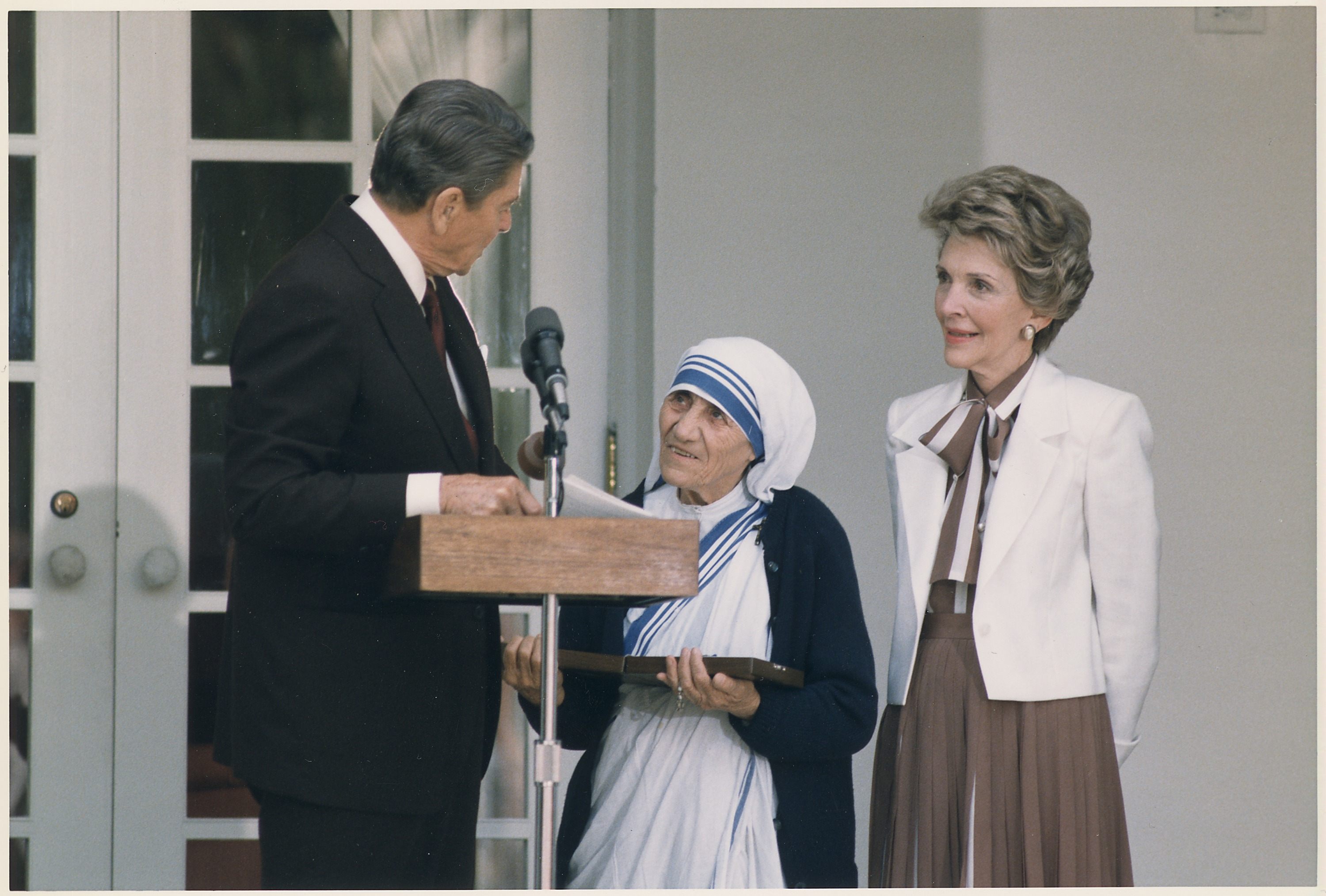 Photograph_of_The_Reagans_presenting_Mother_Teresa_with_the_Medal_of_Freedom_at_a_White_House_Ceremony_-_NARA_-_198564