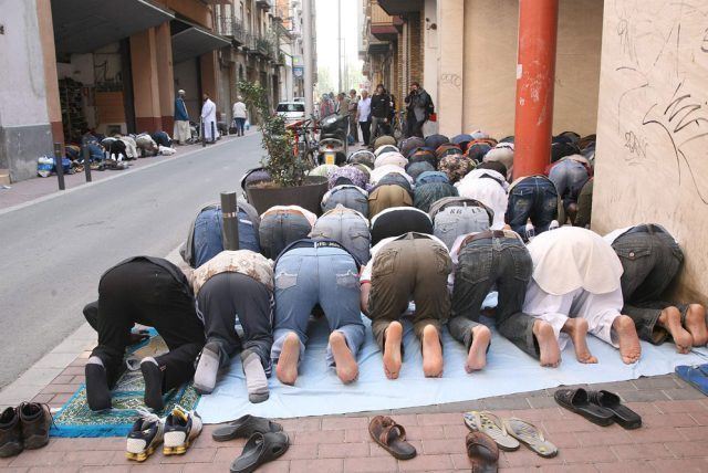 muslims praying europe