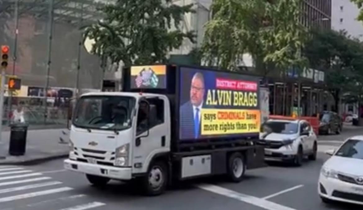 “Alvin Bragg Says Criminals Have More Rights Than You!” – NYC Police Union Blasts Bragg with Billboard Truck After He Indicts Cop (VIDEO)