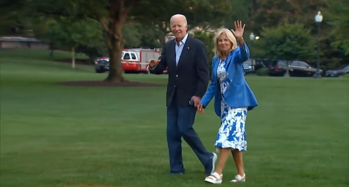Biden Shuffles Across the South Lawn and Takes No Questions after He Was Booed and Given ‘Middle Finger’ While Vacationing (VIDEO)