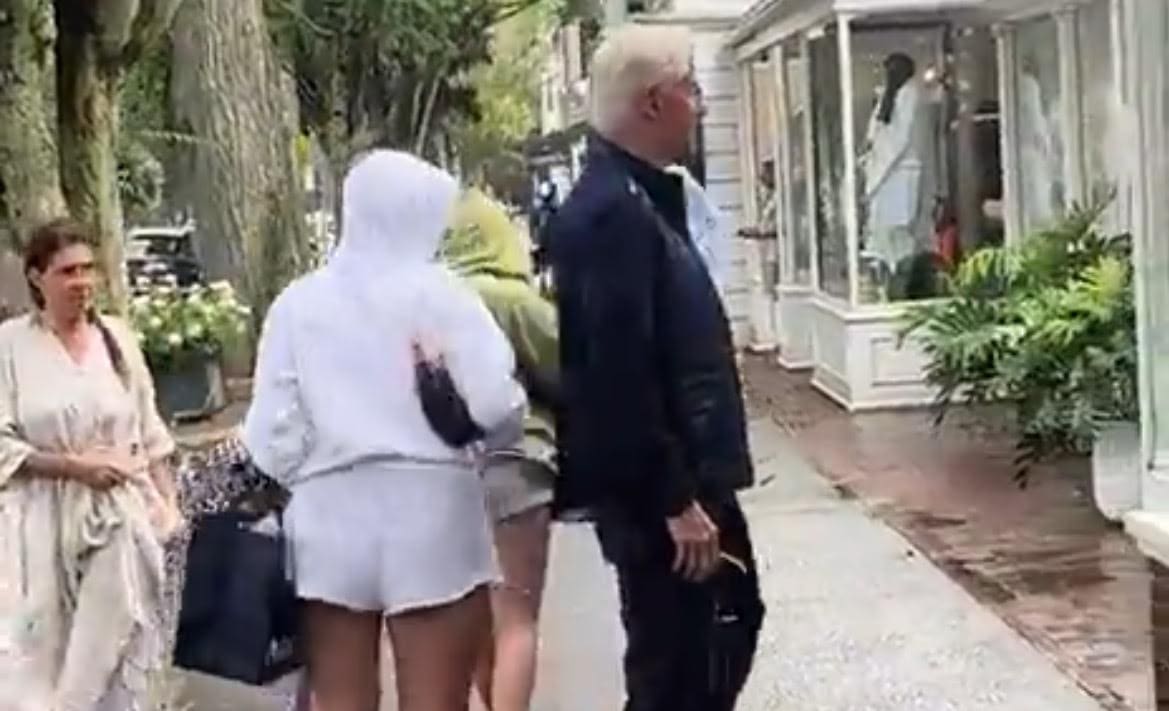 Bill Clinton Walks Down the Street in East Hampton… And Nobody Pays Attention to Him (VIDEO)