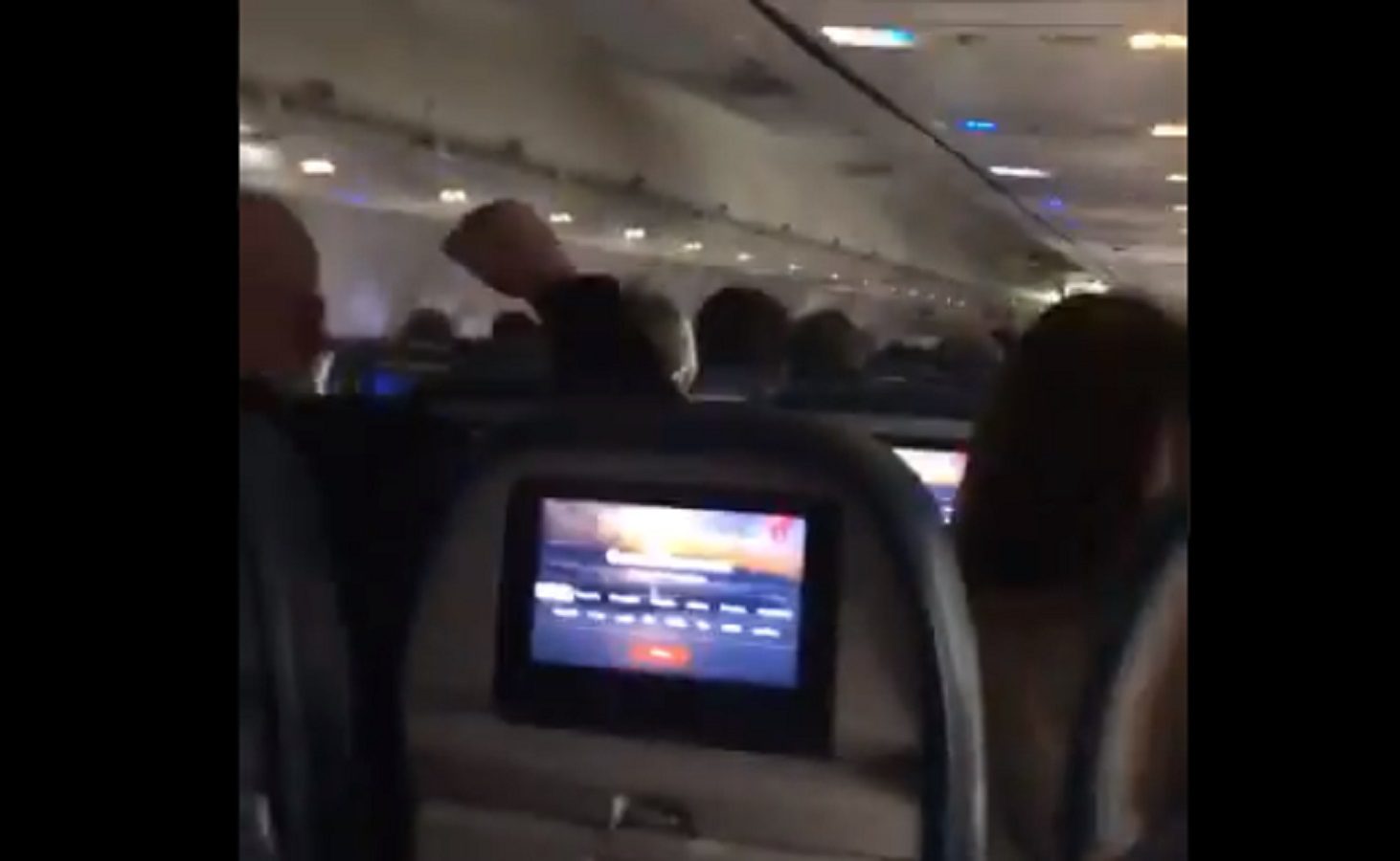 观看：罗姆尼登上飞往华盛顿的航班，机上挤满了爱国者，他们高呼 "叛徒"，并质问他与拜登的关系。(photo:GatewayPundit)