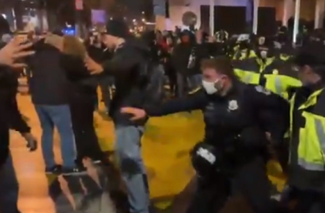 视频：DC反法和BLM隐藏在警察背后特朗普支持者试图进入BLM广场时，DC反法和BLM躲在警察身后。(photo:GatewayPundit)