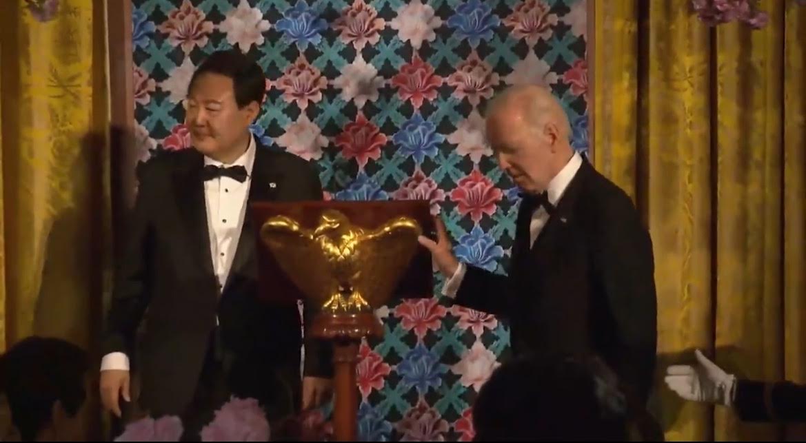 HE’S SHOT: Biden Asks For Directions After Delivering Remarks at State Dinner for South Korean President (VIDEO)