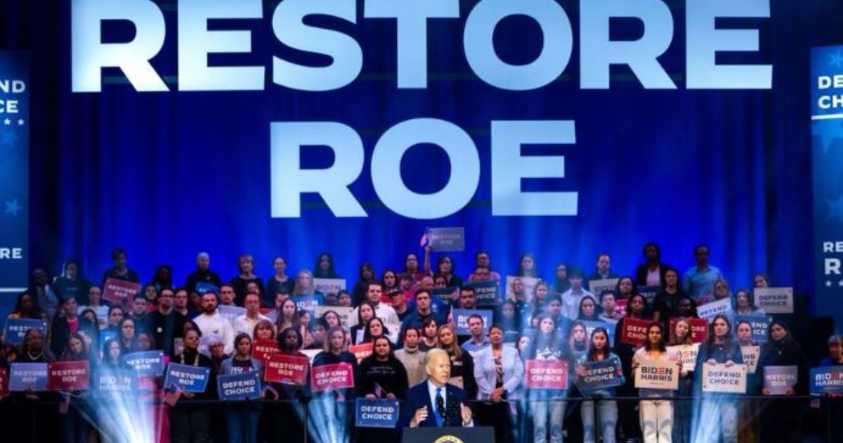 Președintele Joe Biden vorbește la un miting al campaniei pentru libertatea reproducerii la Universitatea George Mason, marți, �n Manassas, Virginia.