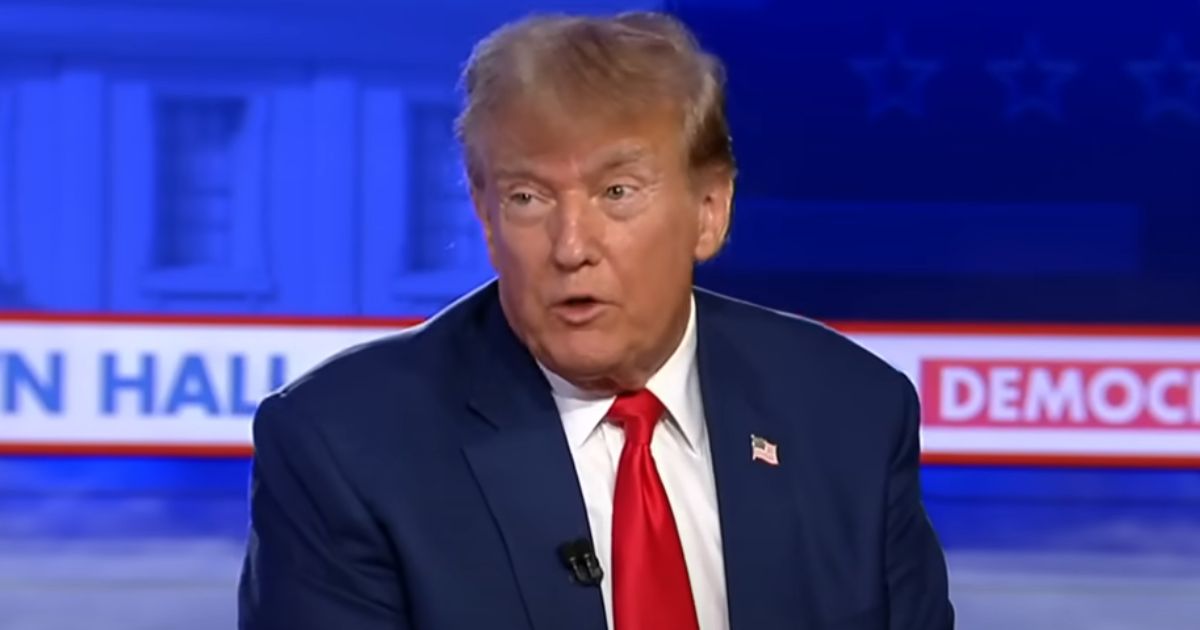 Fostul președinte Donald Trump vorbește în timpul primăriei Fox News miercuri.