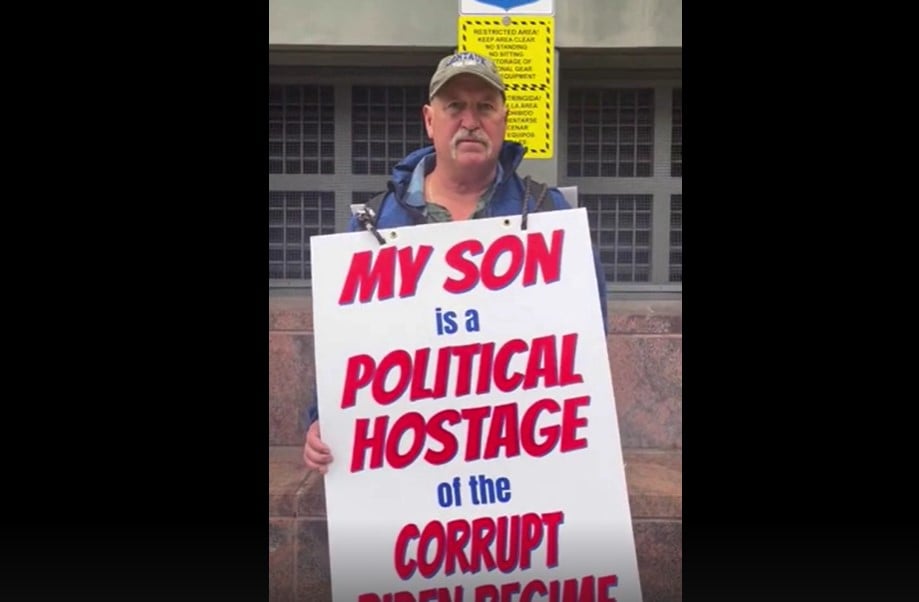Bereaved J6 Parent Ed Lang Protests Outside DC Courthouse After 3 Years of His Son’s Incarceration Without Trial – And Now His Son Has Gone Missing in the System (VIDEO)