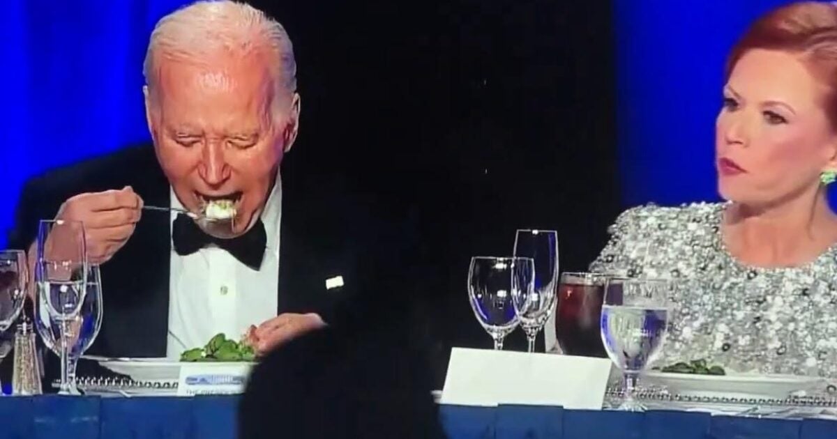 VEA: Joe Biden tiene una batalla con su comida en la cena de corresponsales de la Casa Blanca