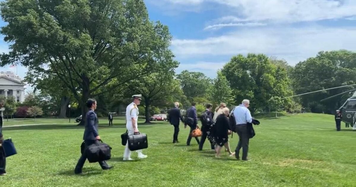 Handlers Surround Joe Biden to Hide His Stiffened Gait as He Shuffles Across South Lawn (VIDEO)