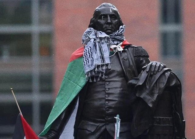 ¡Revolución!: Estudiantes Pro-Hamas Destrozan Barricadas en la Universidad George Washington, a Pocos Pasos de la Casa Blanca; Bandera Palestina y Kufiya en Estatua del Primer Presidente de la Nación | The Gateway Pundit