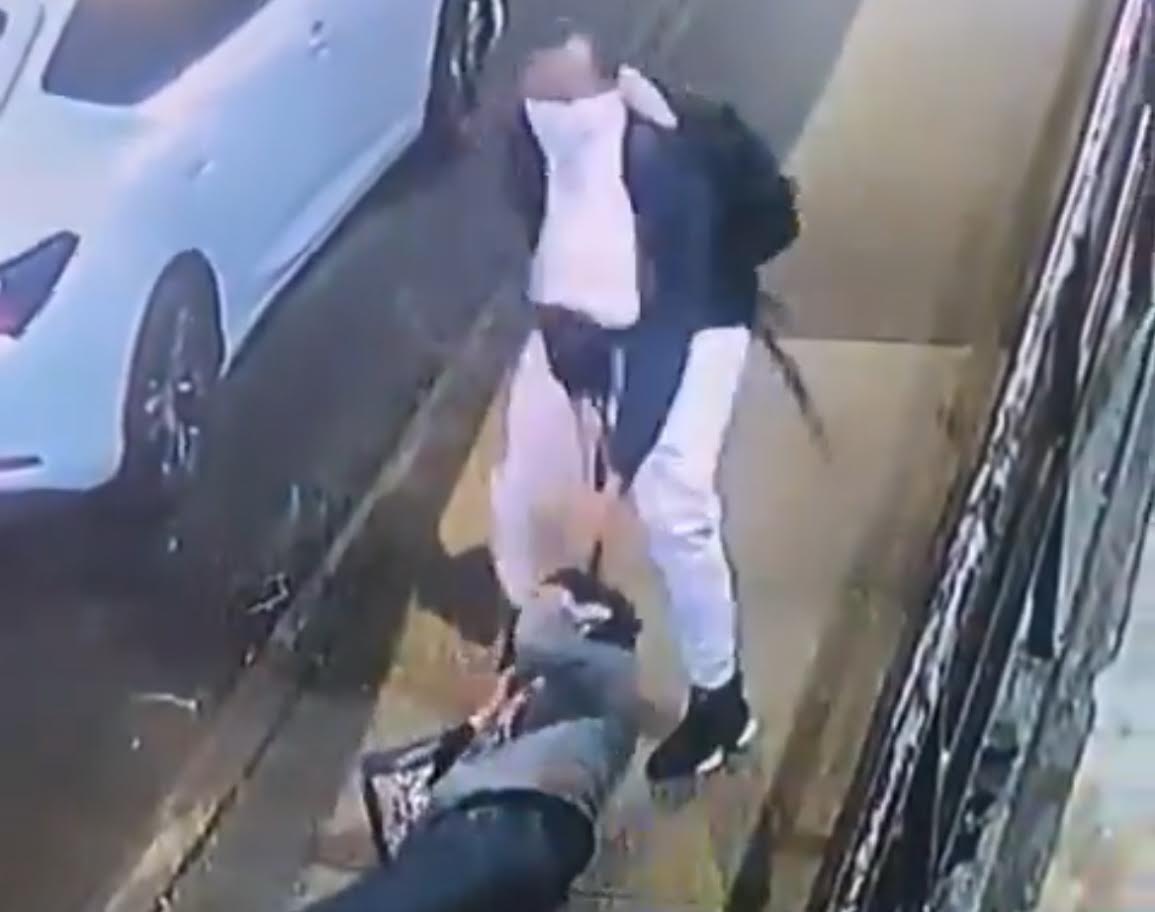 VIDEO DE SHOCK: Hombre Envuelve Cinturón Alrededor del Cuello de una Mujer, Arrastra su Cuerpo Inconsciente por la Calle de Nueva York, la Viola | The Gateway Pundit