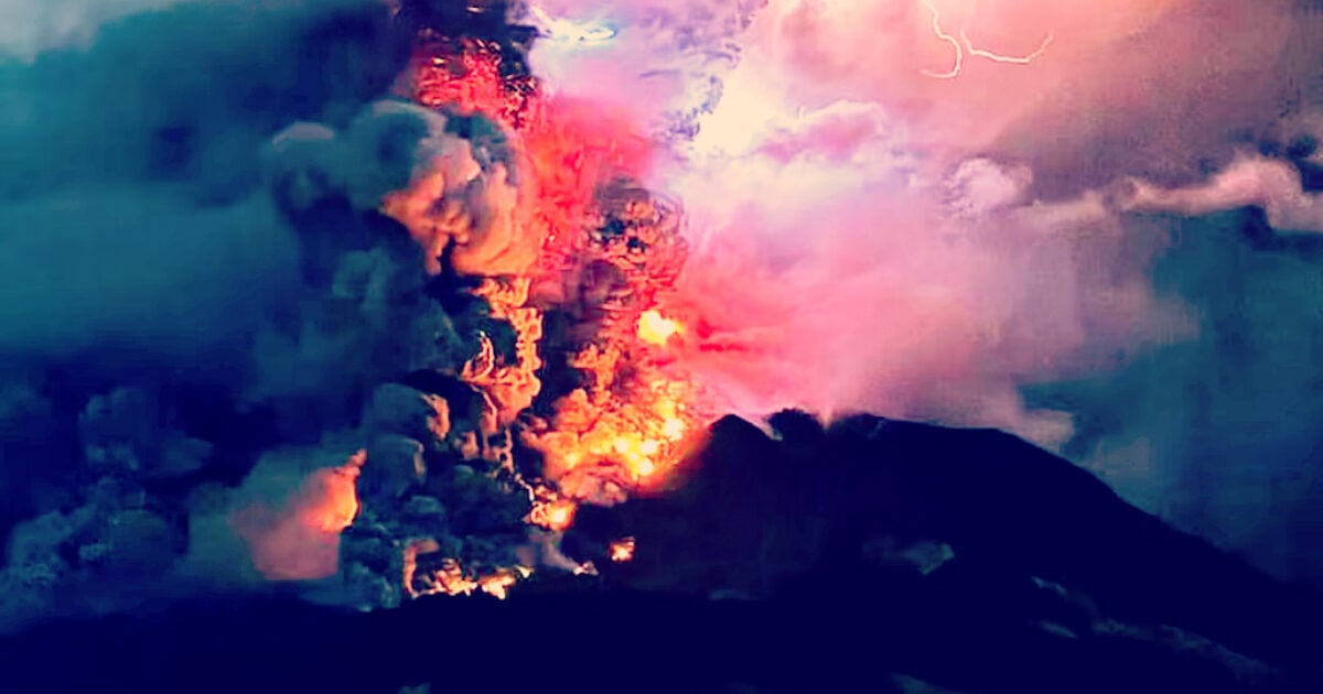 Indonesian Volcano Explodes in Smoke, Lava and Lighting – Second Eruption of Mount Ruang in a Week Causes Thousands to Evacuate (VIDEO)