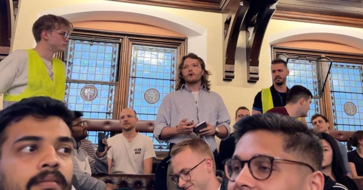 Gaza Protesters Disrupt Peter Thiel’s Speech at Cambridge Union- Trap Him Inside and Block Him From Exiting Building (Video)
