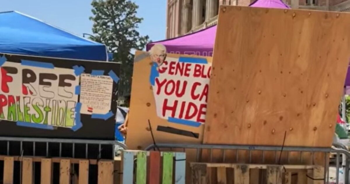 ¿Qué Tal? Radicales en UCLA Construyen un Muro alrededor de su Protesta (VIDEO)