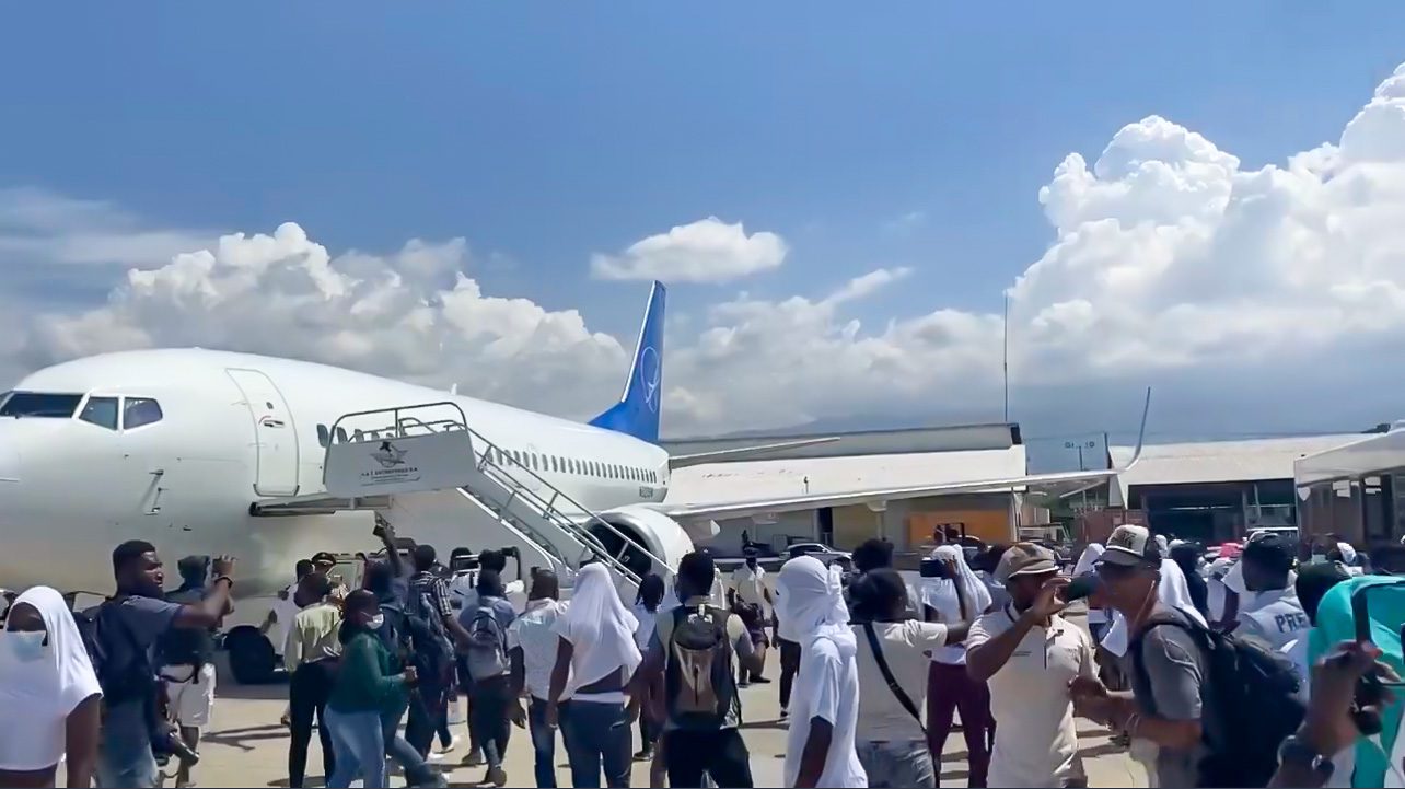 Haitian Illegal Aliens Assault US Pilots - Injure 3 ICE Officers in Port-au-Prince (VIDEO) | The Gateway Pundit | by Jim Hoft