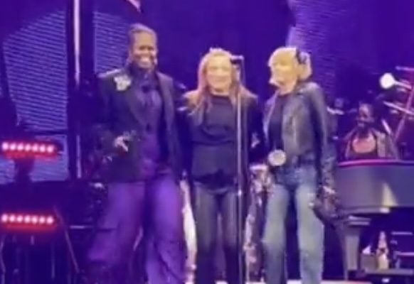 Michelle Obama Sings As Backup Singer At Bruce Springsteen Concert (Video)