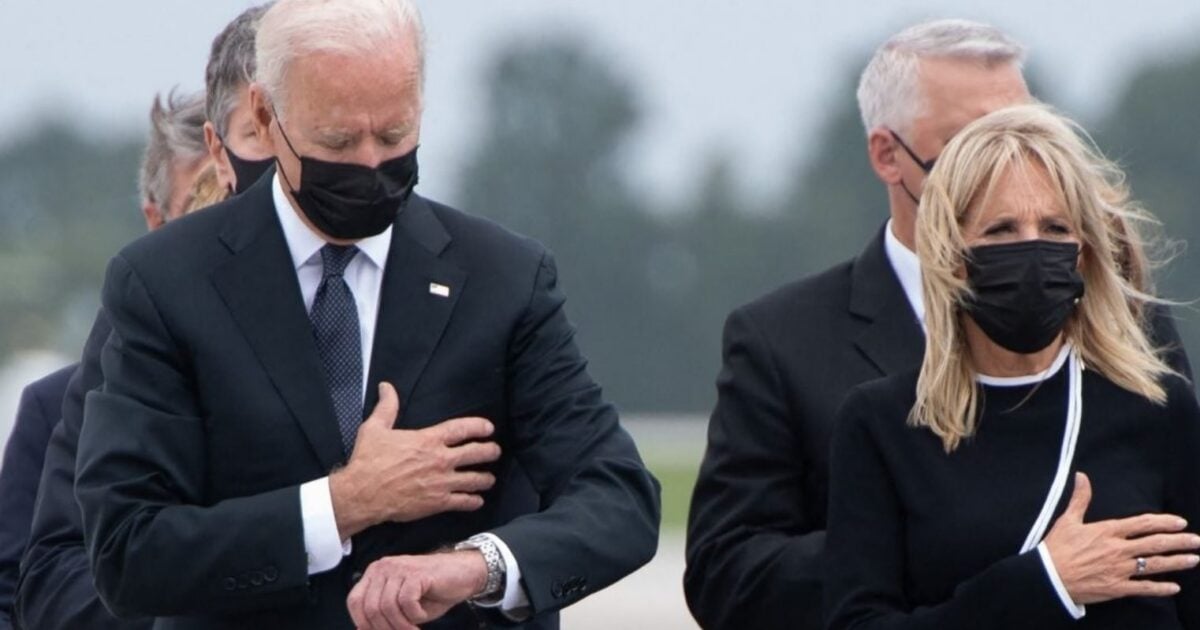 Nuevo libro de la ex secretaria de prensa de la Casa Blanca, Jen Psaki, afirma falsamente que Biden nunca miró su reloj mientras regresaban los miembros del servicio fallecidos de Afganistán