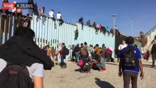 Caravan-Migrants-Climb-Tijuana-Border-Fence-Frontera-Info-Screen-Image-11132018-600x338.jpg