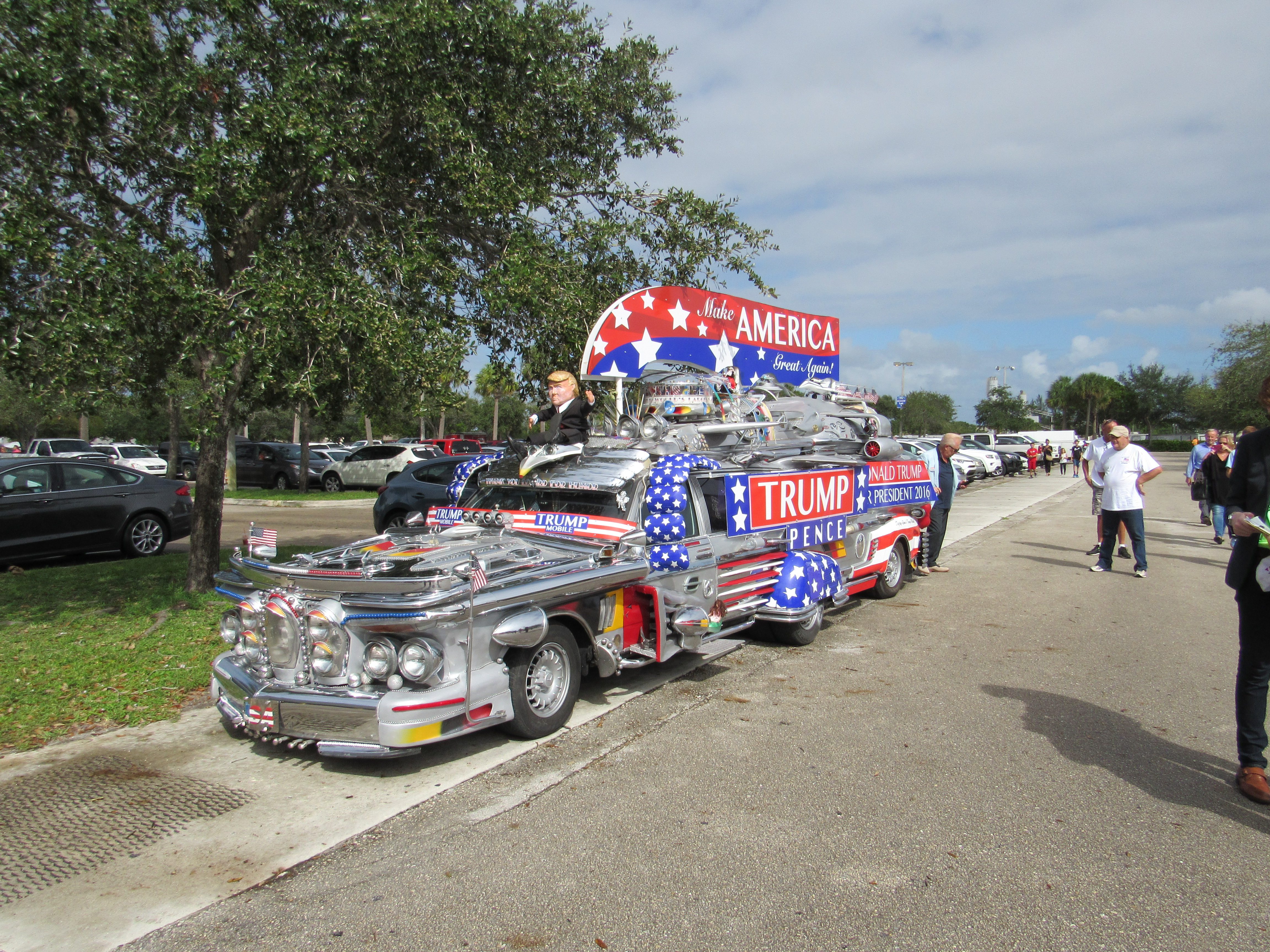 Trump mobile front view West Palm Beach rally