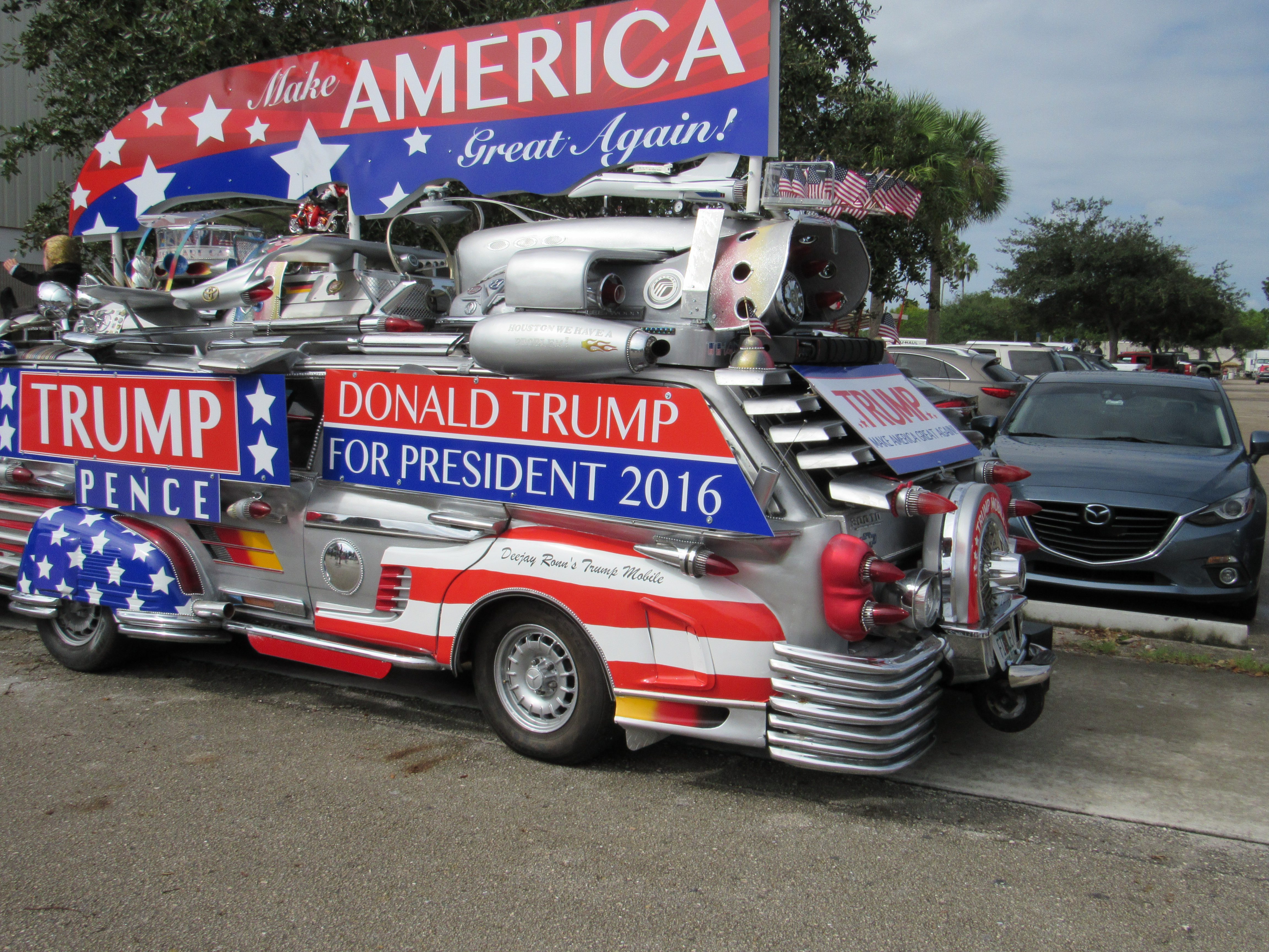 Trump mobile rear view West Palm Beach rally