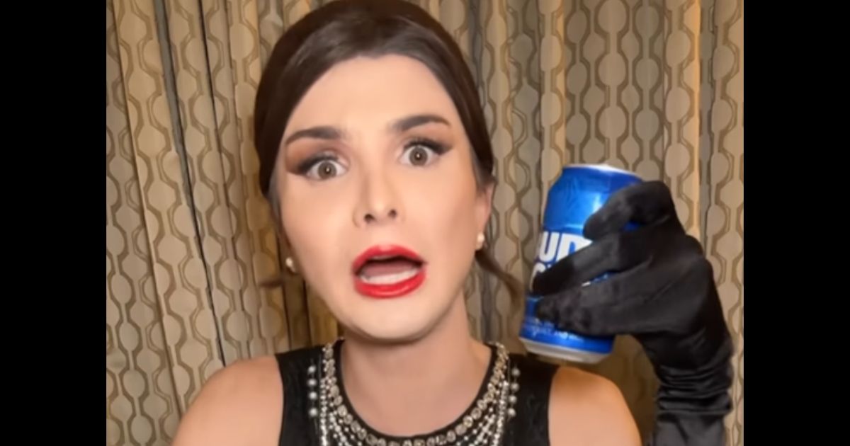 Activistul transgender Dylan Mulvaney ține o cutie de Bud Light �n timpul unui videoclip promoțional.