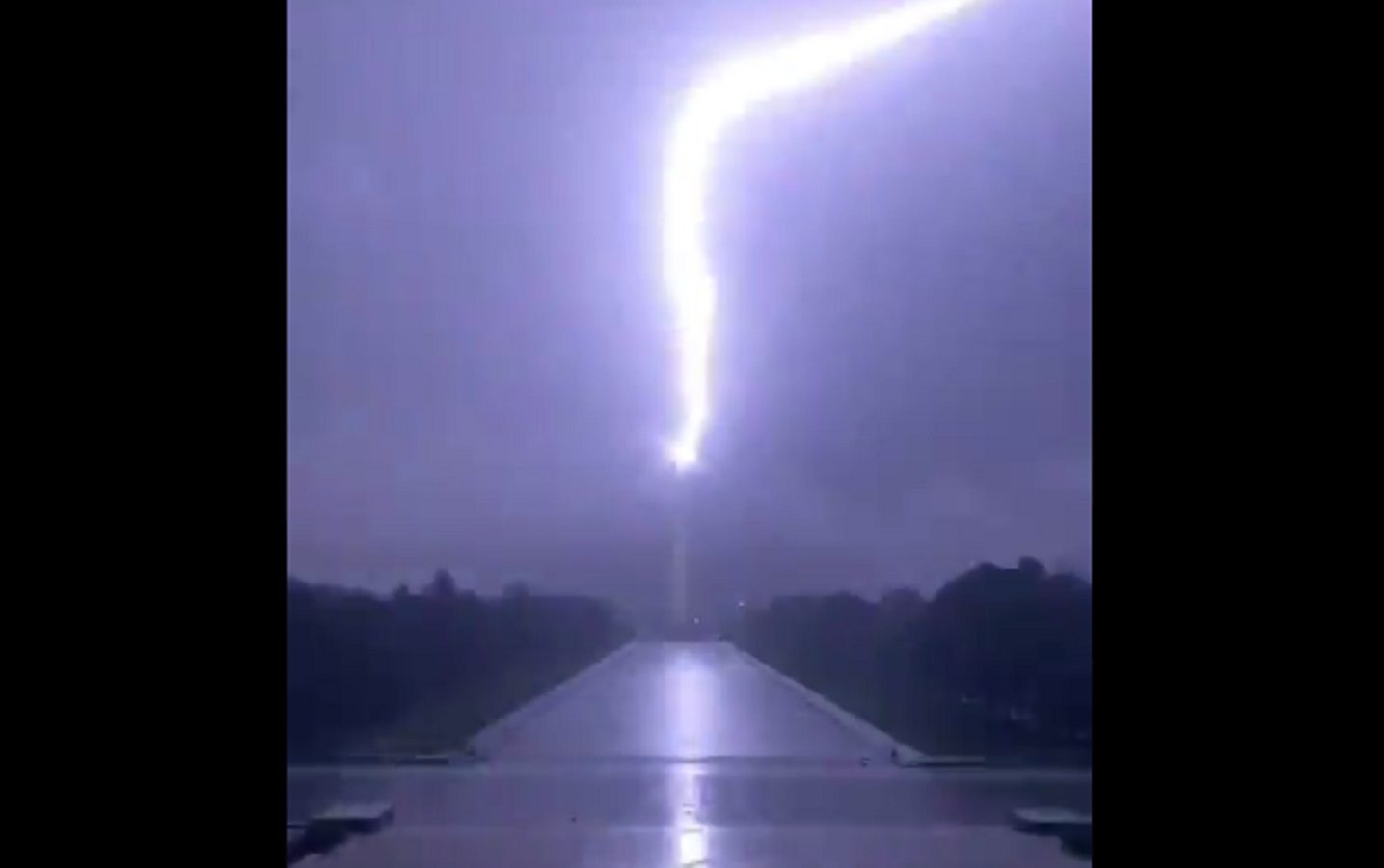 Moment Washington Monument Was Struck By Lightning EklOXXkVMAEMH0Y-15