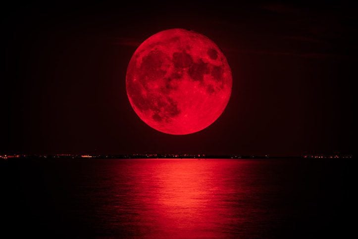 Blood Moon Lunar Eclipse to Rise on Election Day for The First Time – Is This a Sign?