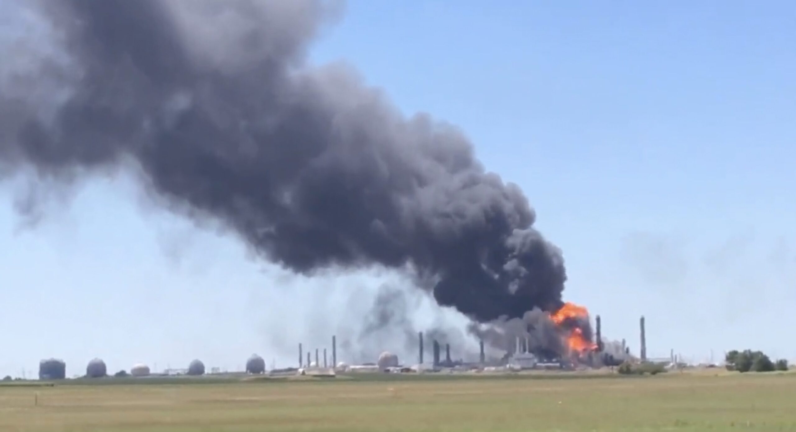authorities-respond-to-massive-fire-after-explosion-at-oklahoma-natural