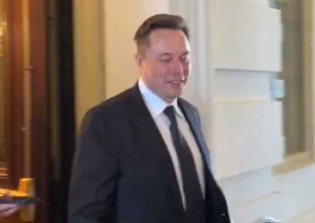 Elon Musk Spotted Entering Senator Chuck Schumer’s Office