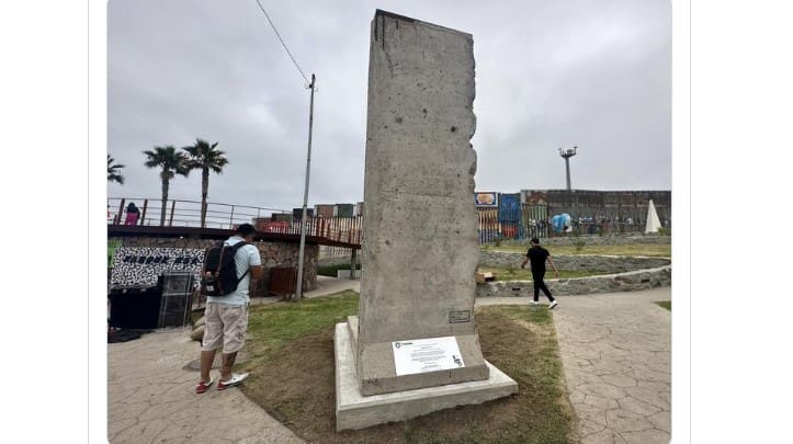 Disgusting! Mexico Places Piece of Berlin Wall Next to Open US Border saying “May This Be a Lesson!”