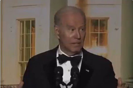 At White House Dinner Joe Biden Tells Regime Media It’s Over for Tucker Carlson to Vocal Gasps