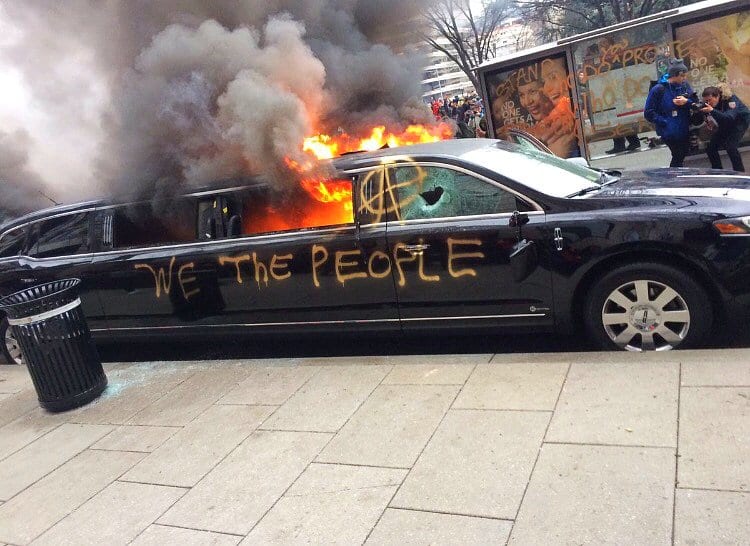 闪回：2017年特朗普总统就职典礼期间，数百名左翼暴力骚乱者在华盛顿特区砸碎车窗，放火烧毁豪华轿车；政府后来撤销了对骚乱者的所有指控。(photo:GatewayPundit)