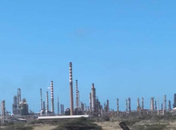 Paralyzed operations in Venezuela refineries